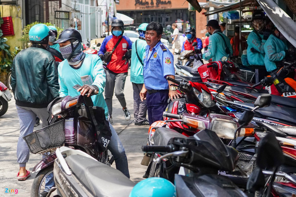 Tài xế công nghệ xếp hàng dài, quán từ chối tiếp khách ăn tại chỗ - Ảnh 2. Tài xế công nghệ xếp hàng dài, quán từ chối tiếp khách ăn tại chỗ - Ảnh 2.