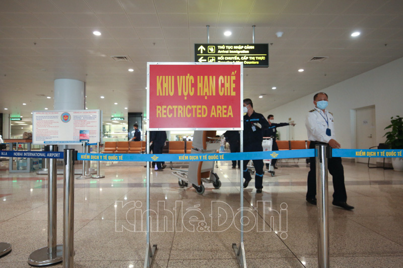 Cận cảnh qui trình khai báo y tế khi nhập cảnh tại sân bay Nội Bài - Ảnh 14. Cận cảnh qui trình khai báo y tế khi nhập cảnh tại sân bay Nội Bài - Ảnh 14.