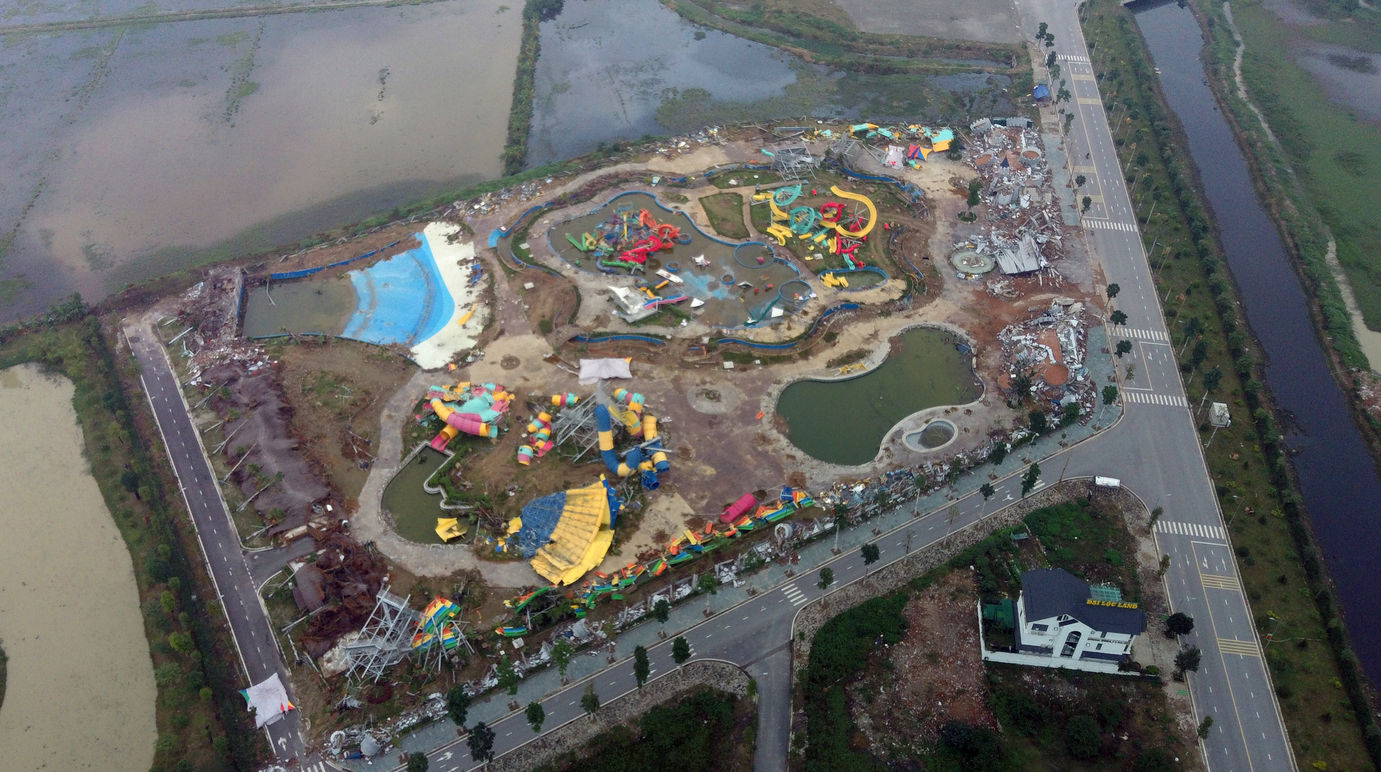 Công viên nước Thanh Hà tan hoang sau hơn hai tháng phá dỡ - Ảnh 2. Công viên nước Thanh Hà tan hoang sau hơn hai tháng phá dỡ - Ảnh 2.