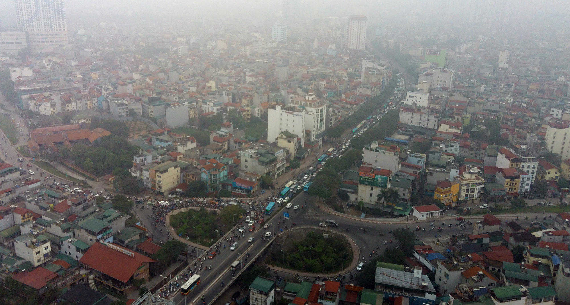 Đang dịch Covid-19, cầu Chương Dương vẫn ùn tắc thường xuyên - Ảnh 1. Đang dịch Covid-19, cầu Chương Dương vẫn ùn tắc thường xuyên - Ảnh 1.