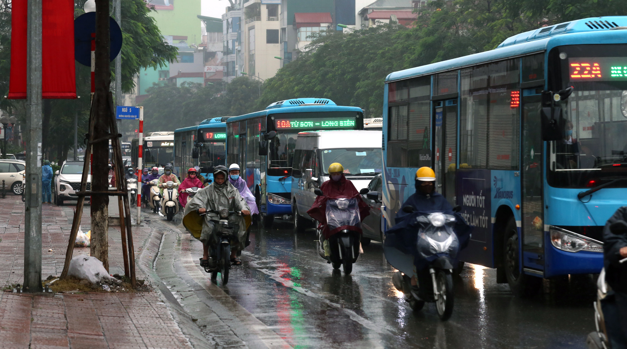 Đang dịch Covid-19, cầu Chương Dương vẫn ùn tắc thường xuyên - Ảnh 12. Đang dịch Covid-19, cầu Chương Dương vẫn ùn tắc thường xuyên - Ảnh 12.