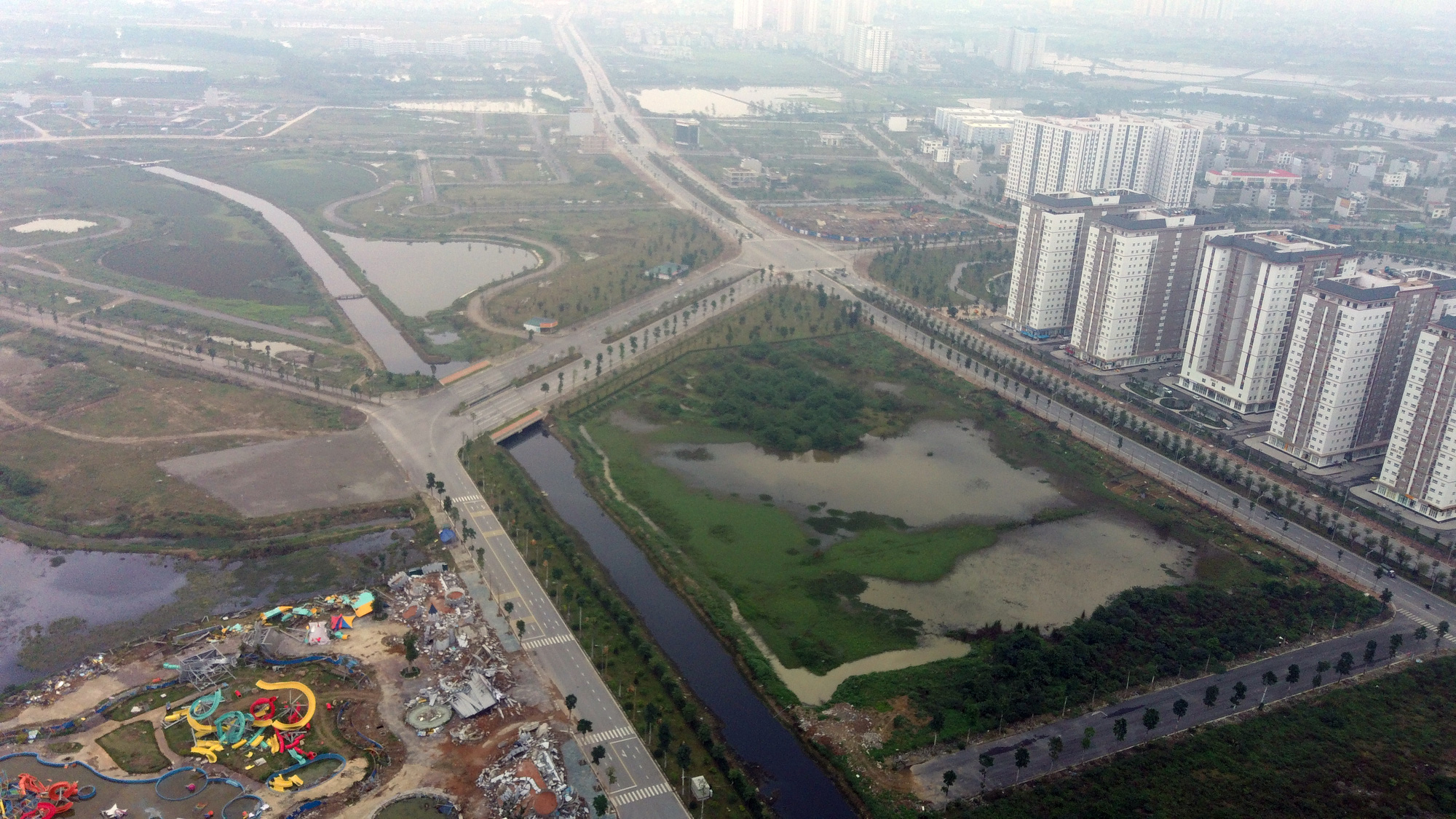 Công viên nước Thanh Hà tan hoang sau hơn hai tháng phá dỡ - Ảnh 3. Công viên nước Thanh Hà tan hoang sau hơn hai tháng phá dỡ - Ảnh 3.