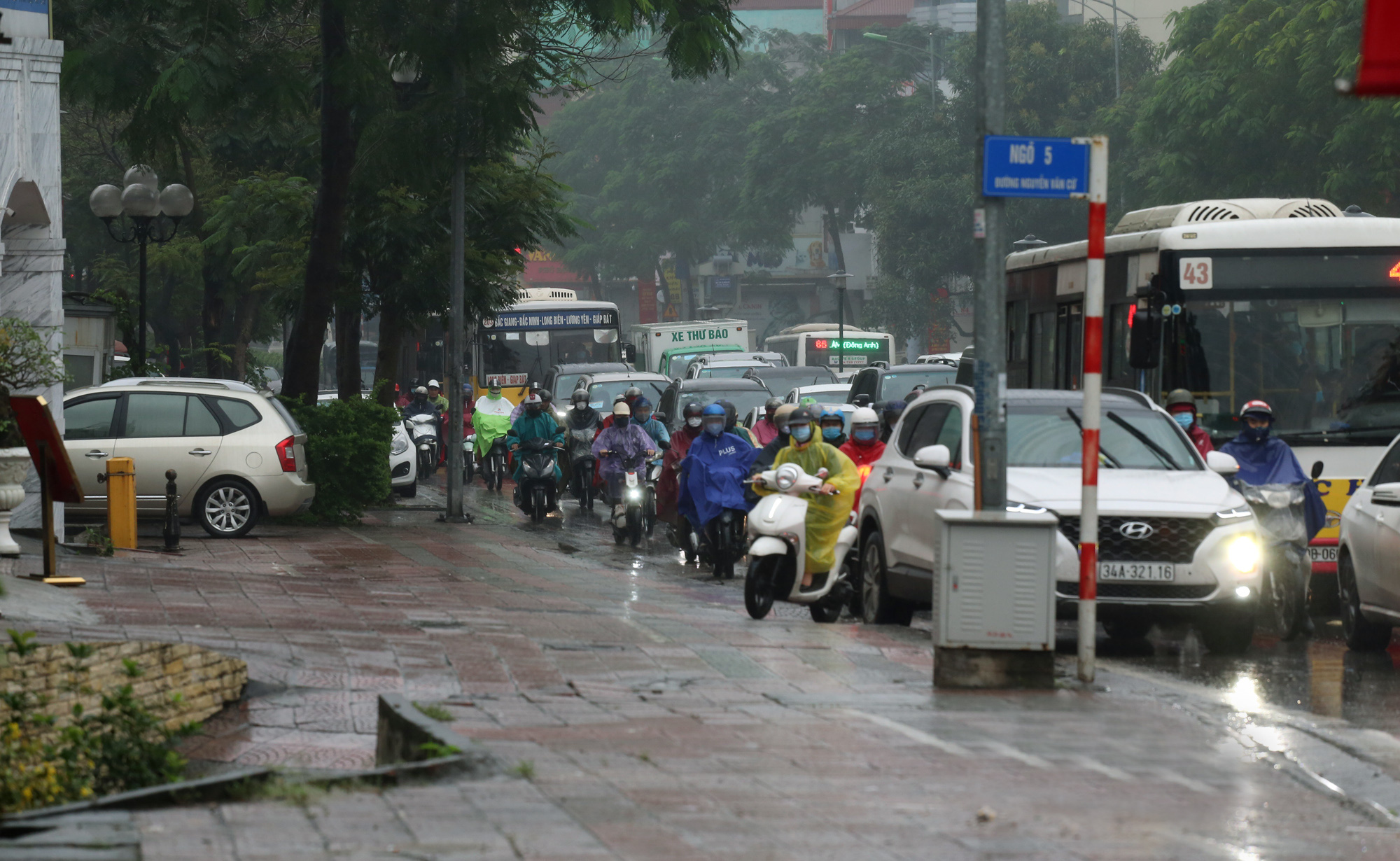 Đang dịch Covid-19, cầu Chương Dương vẫn ùn tắc thường xuyên - Ảnh 6. Đang dịch Covid-19, cầu Chương Dương vẫn ùn tắc thường xuyên - Ảnh 6.