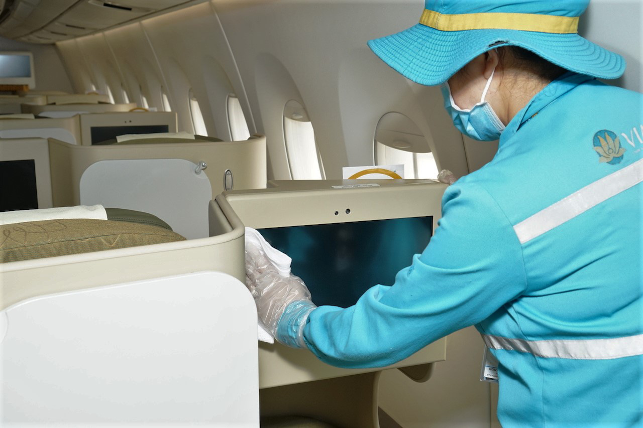 Cận cảnh việc khử trùng phòng Covid-19 các chuyến bay nội địa của Vietnam Airlines - Ảnh 5. Cận cảnh việc khử trùng phòng Covid-19 các chuyến bay nội địa của Vietnam Airlines - Ảnh 5.