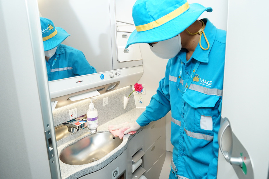Cận cảnh việc khử trùng phòng Covid-19 các chuyến bay nội địa của Vietnam Airlines - Ảnh 6. Cận cảnh việc khử trùng phòng Covid-19 các chuyến bay nội địa của Vietnam Airlines - Ảnh 6.