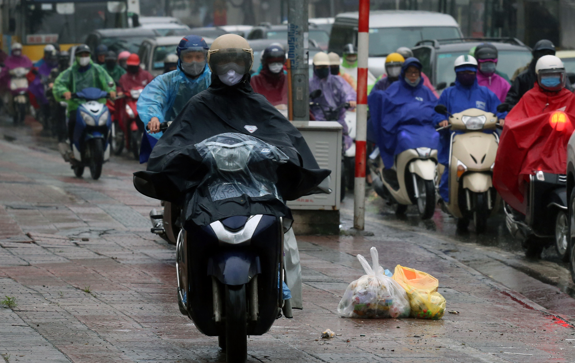 Đang dịch Covid-19, cầu Chương Dương vẫn ùn tắc thường xuyên - Ảnh 8. Đang dịch Covid-19, cầu Chương Dương vẫn ùn tắc thường xuyên - Ảnh 8.