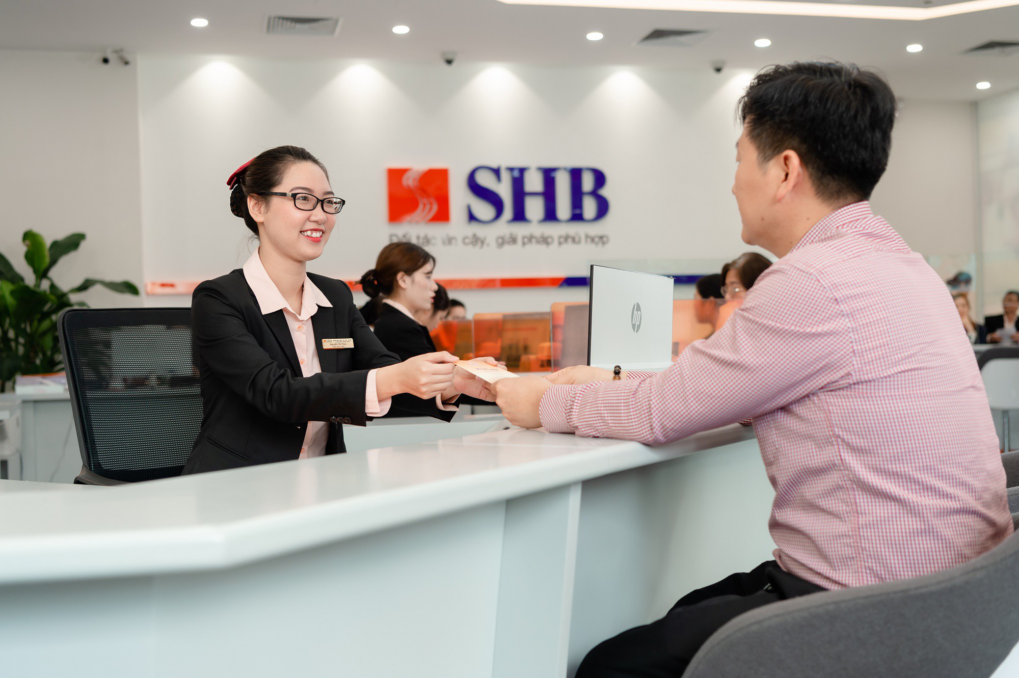 Ngân hàng đồng loạt giảm mạnh lãi suất huy động, có nên gửi tiết kiệm thời điểm này? - Ảnh 1. Ngân hàng đồng loạt giảm mạnh lãi suất huy động, có nên gửi tiết kiệm thời điểm này? - Ảnh 1.