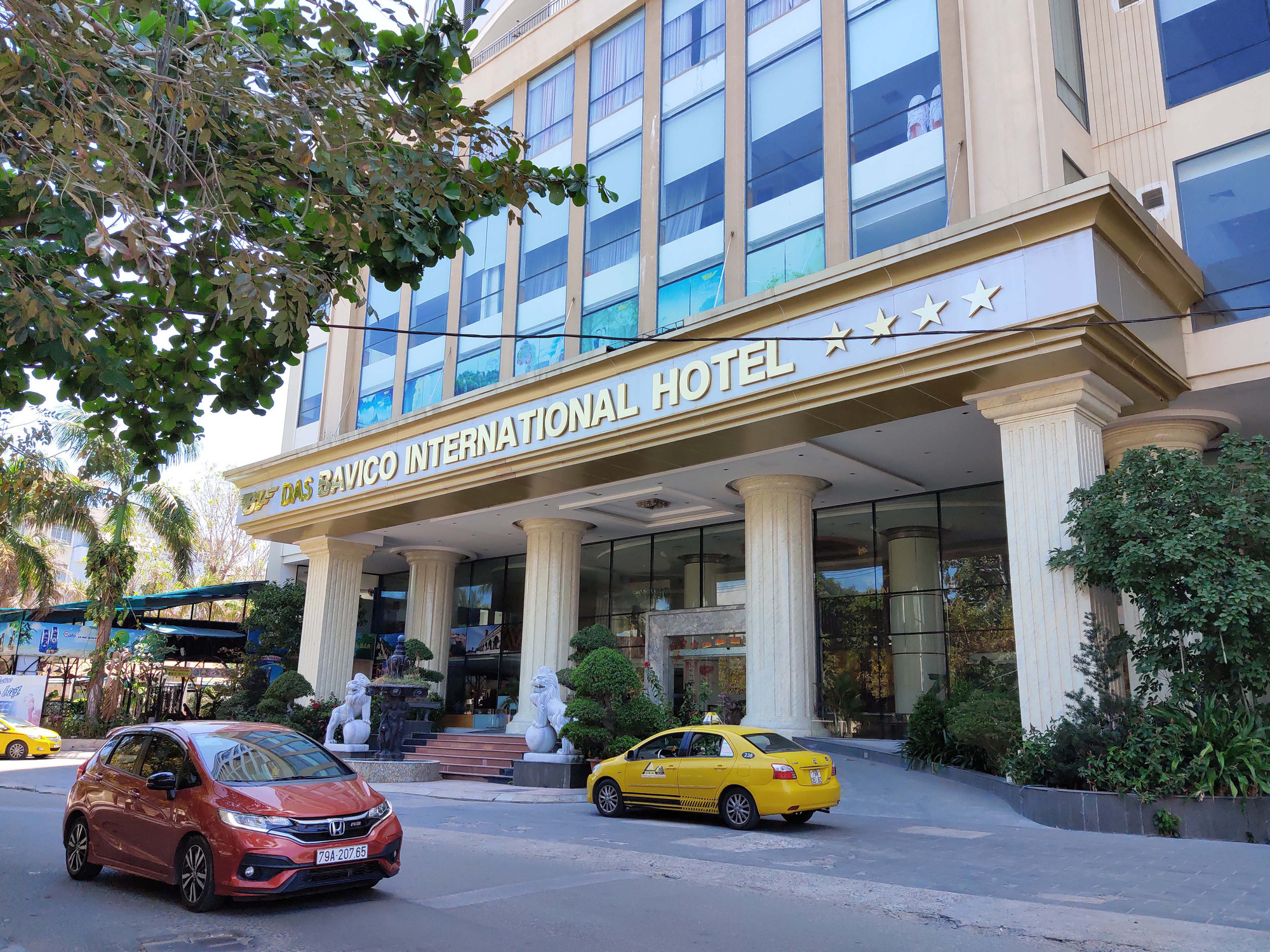 Nha Trang: Hàng loạt khách sạn rao bán, tạm ngừng hoạt động vì Covid-19 - Ảnh 1. Nha Trang: Hàng loạt khách sạn rao bán, tạm ngừng hoạt động vì Covid-19 - Ảnh 1.