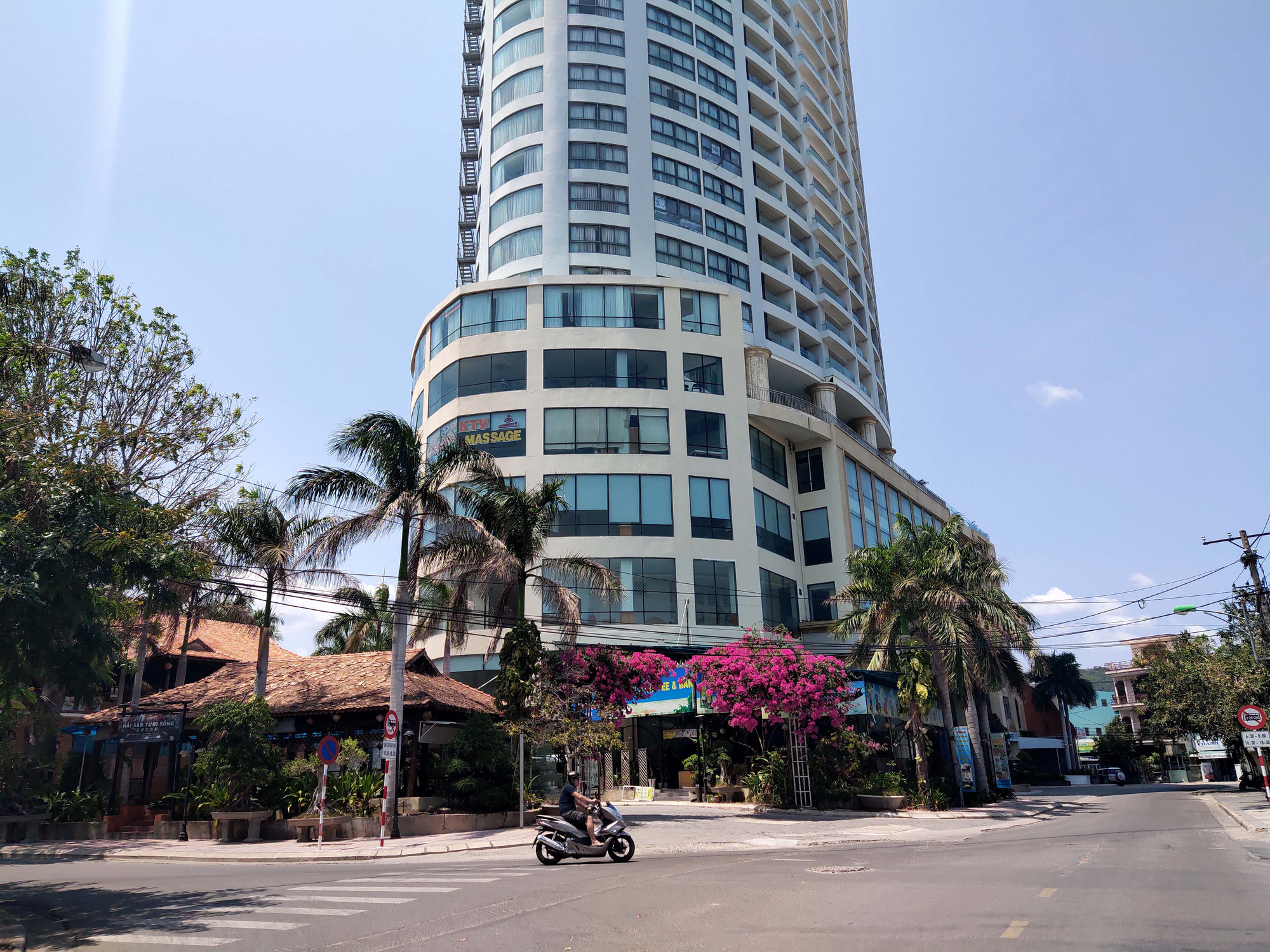 Nha Trang: Hàng loạt khách sạn rao bán, tạm ngừng hoạt động vì Covid-19 - Ảnh 3. Nha Trang: Hàng loạt khách sạn rao bán, tạm ngừng hoạt động vì Covid-19 - Ảnh 3.