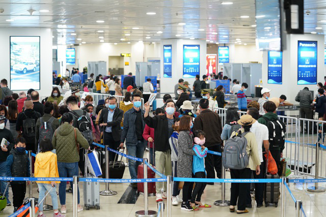 Khoảng 10.000 người từ các 'điểm nóng' Covid-19 sẽ về Hà Nội - Ảnh 1.