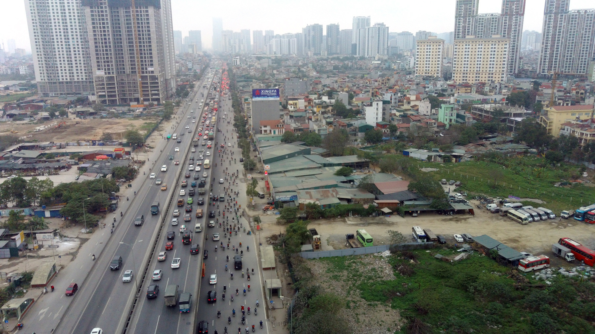 Nguyễn Xiển tắc dài, hàng trăm người chạy ngược chiều: Người dắt bộ, người bỏ chạy khi gặp CSGT - Ảnh 1. Nguyễn Xiển tắc dài, hàng trăm người chạy ngược chiều: Người dắt bộ, người bỏ chạy khi gặp CSGT - Ảnh 1.