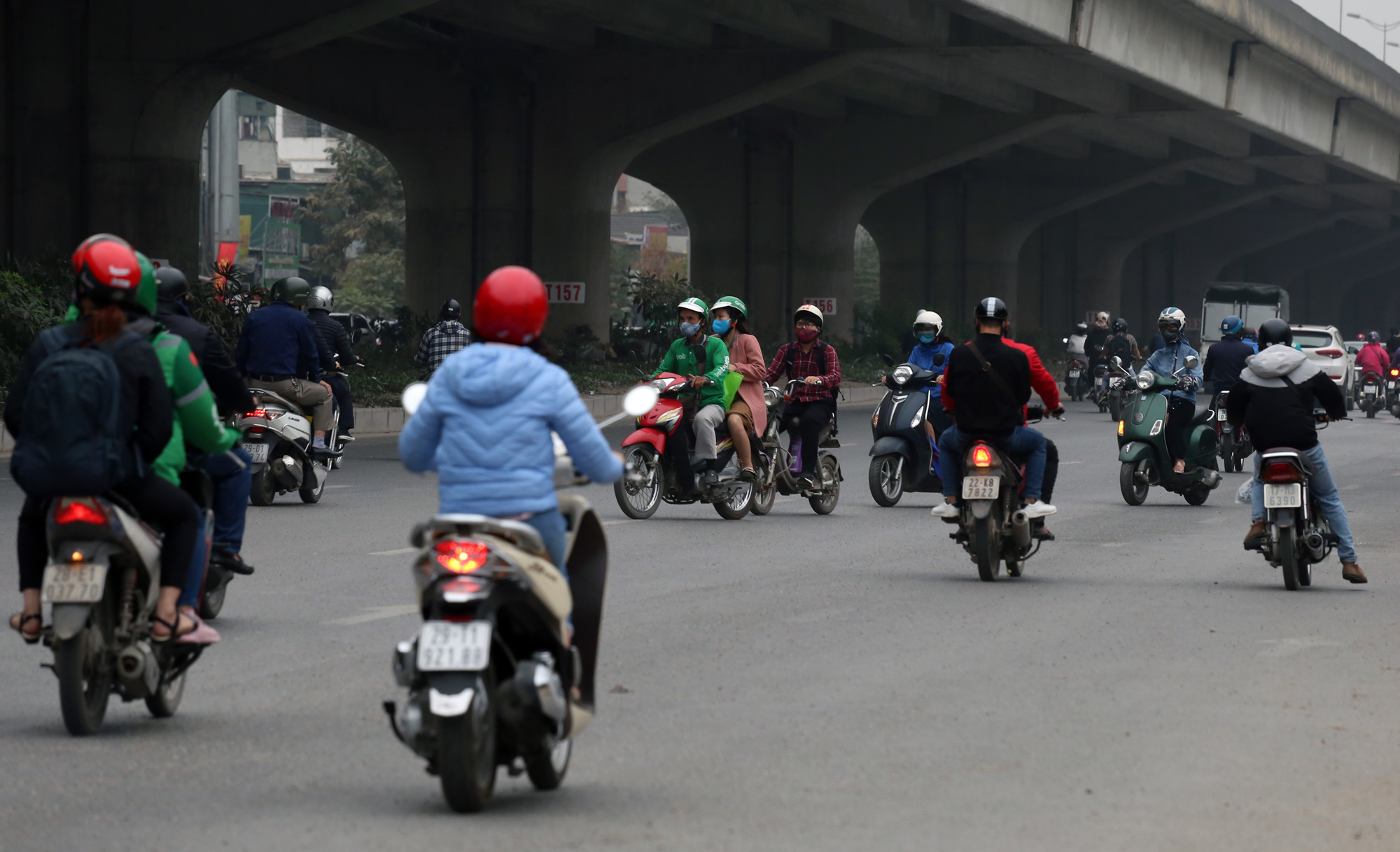Nguyễn Xiển tắc dài, hàng trăm người chạy ngược chiều: Người dắt bộ, người bỏ chạy khi gặp CSGT - Ảnh 13. Nguyễn Xiển tắc dài, hàng trăm người chạy ngược chiều: Người dắt bộ, người bỏ chạy khi gặp CSGT - Ảnh 13.