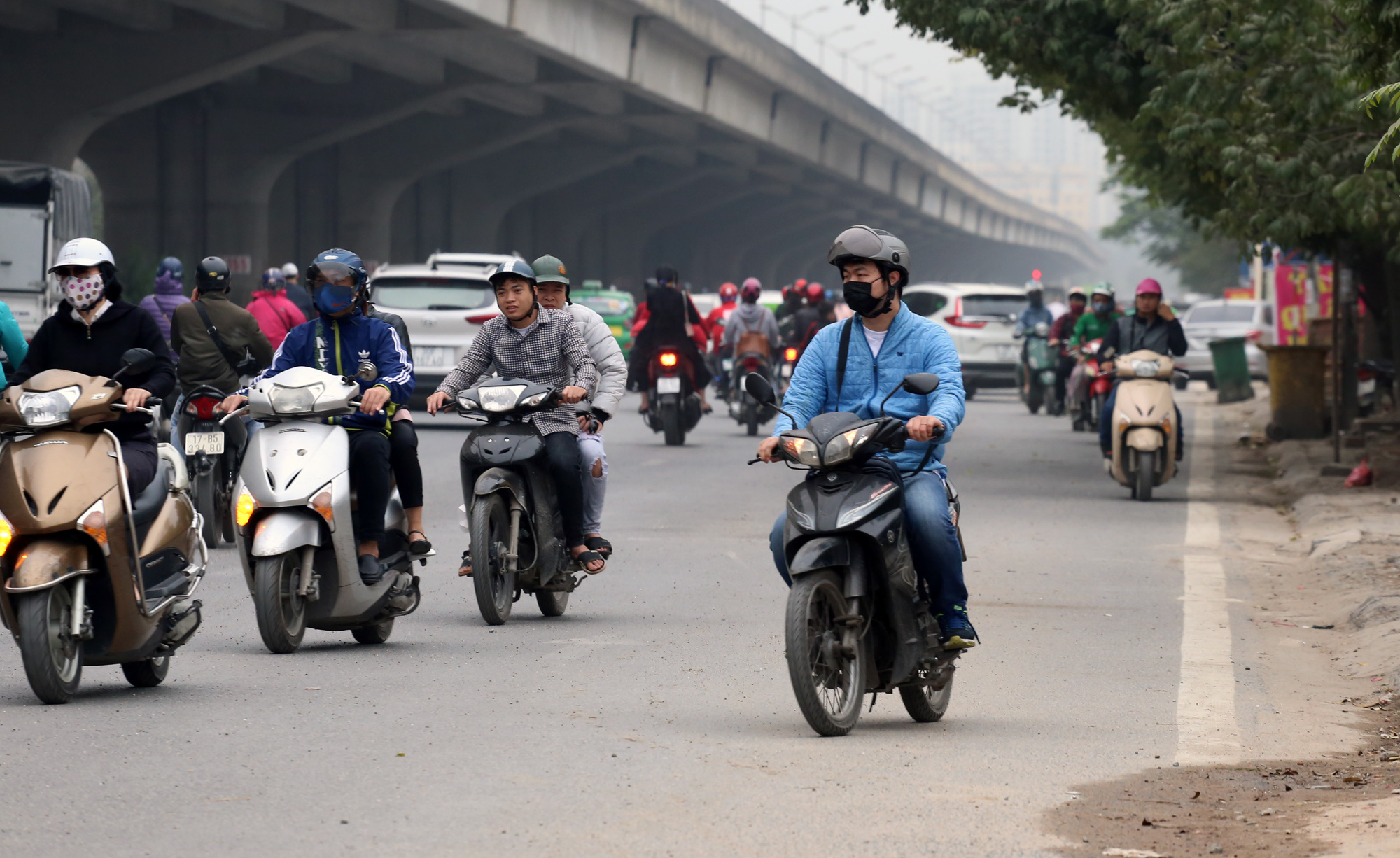 Nguyễn Xiển tắc dài, hàng trăm người chạy ngược chiều: Người dắt bộ, người bỏ chạy khi gặp CSGT - Ảnh 12. Nguyễn Xiển tắc dài, hàng trăm người chạy ngược chiều: Người dắt bộ, người bỏ chạy khi gặp CSGT - Ảnh 12.