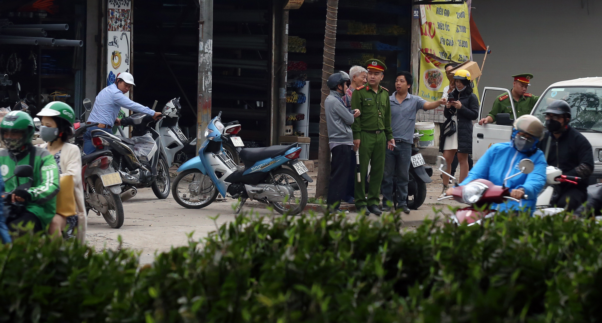 Nguyễn Xiển tắc dài, hàng trăm người chạy ngược chiều: Người dắt bộ, người bỏ chạy khi gặp CSGT - Ảnh 14. Nguyễn Xiển tắc dài, hàng trăm người chạy ngược chiều: Người dắt bộ, người bỏ chạy khi gặp CSGT - Ảnh 14.