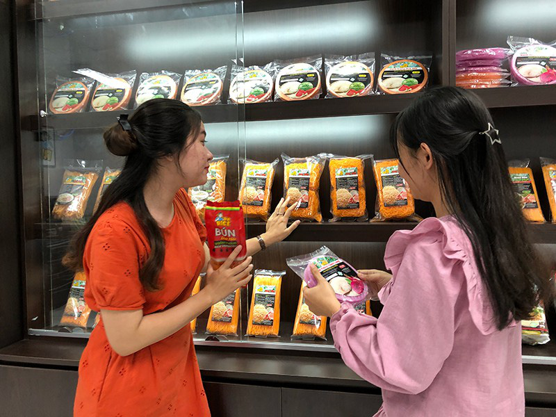 CEO làm bún dưa hấu, bánh tráng thanh long - Ảnh 2.