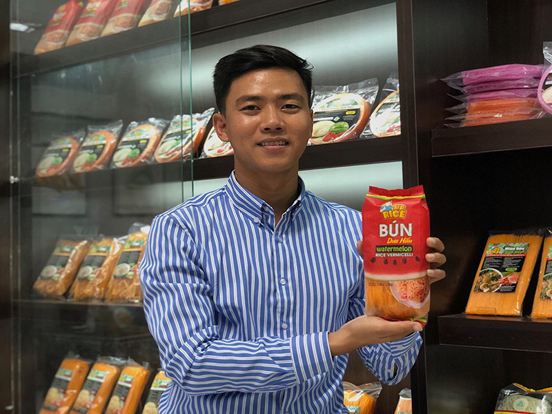 CEO làm bún dưa hấu, bánh tráng thanh long - Ảnh 1.