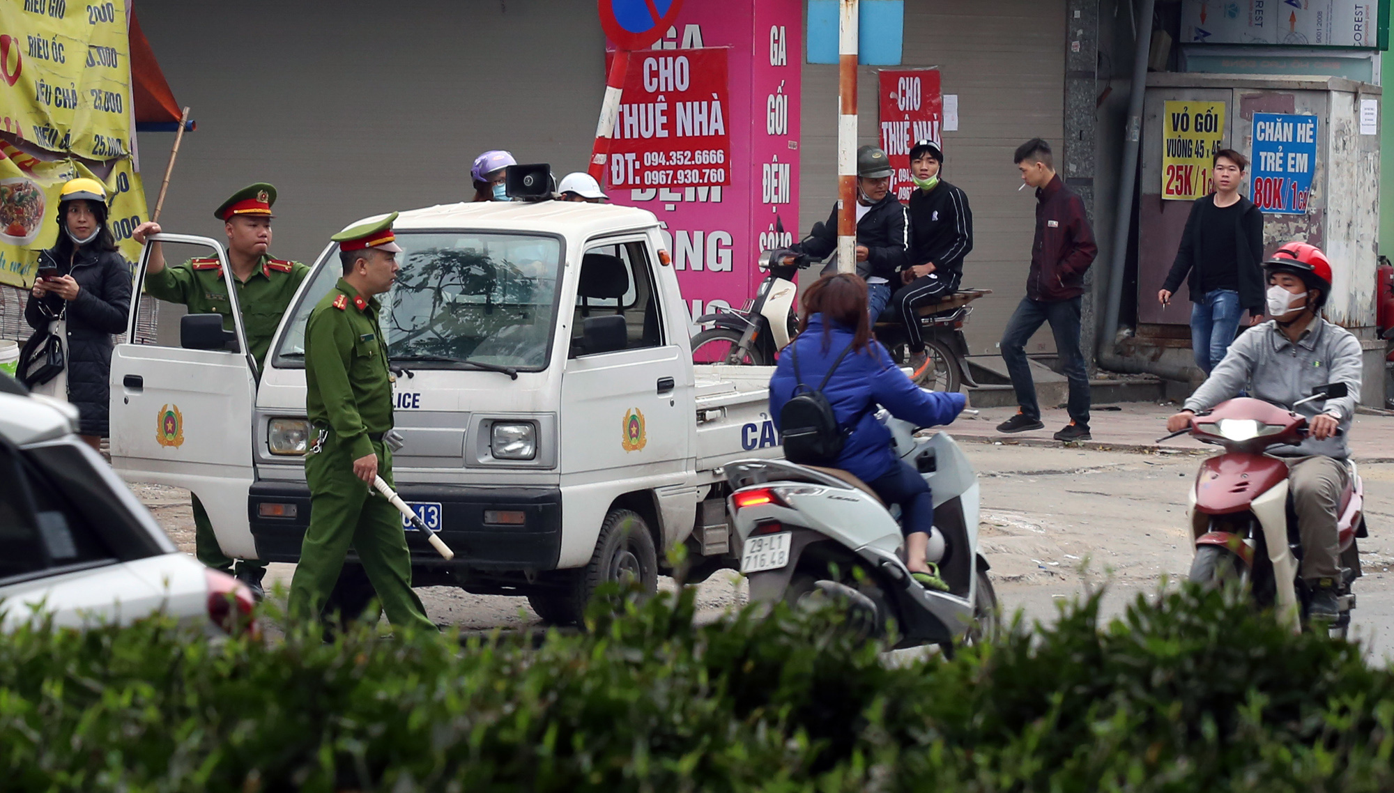 Nguyễn Xiển tắc dài, hàng trăm người chạy ngược chiều: Người dắt bộ, người bỏ chạy khi gặp CSGT - Ảnh 15. Nguyễn Xiển tắc dài, hàng trăm người chạy ngược chiều: Người dắt bộ, người bỏ chạy khi gặp CSGT - Ảnh 15.