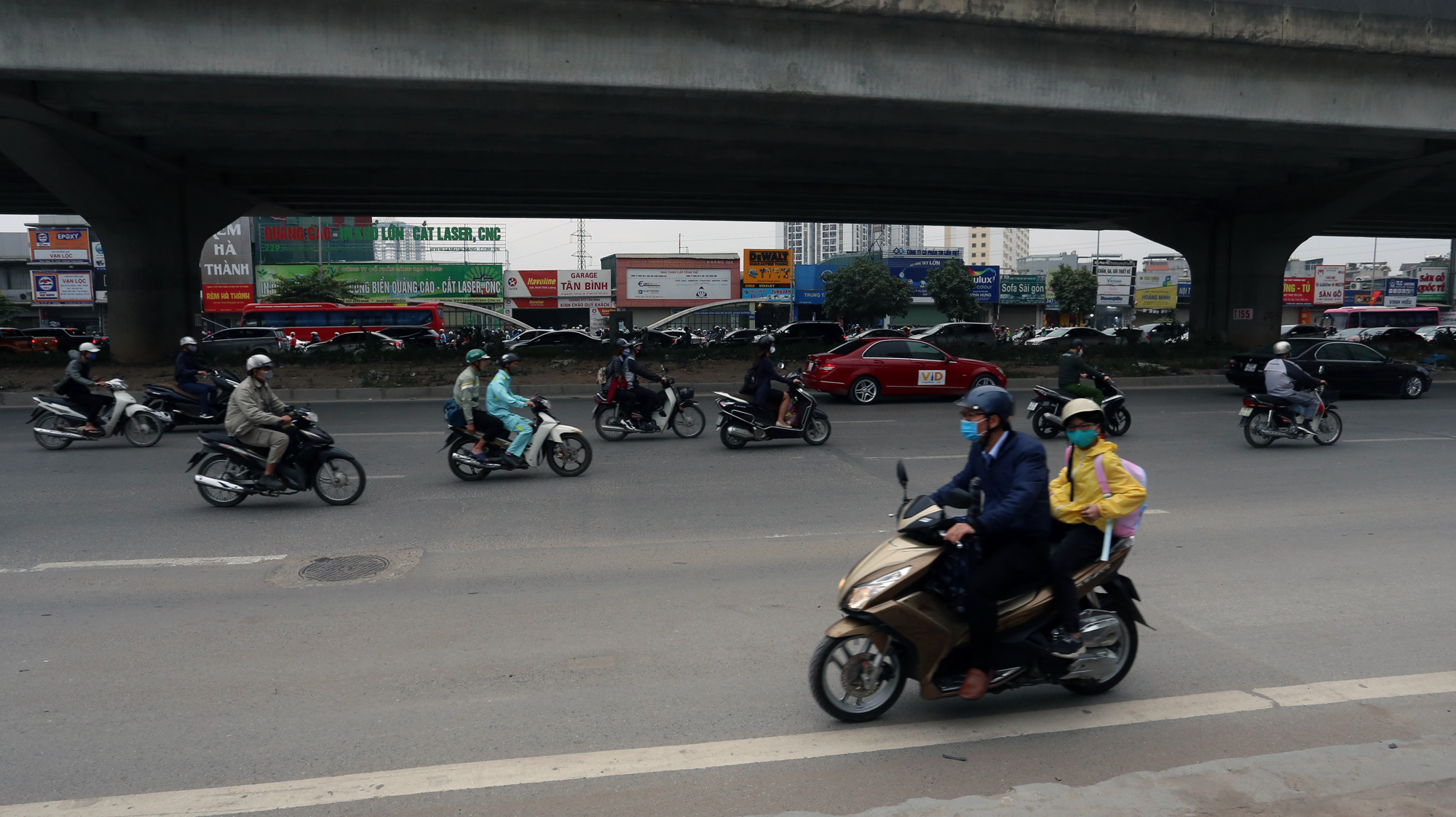 Nguyễn Xiển tắc dài, hàng trăm người chạy ngược chiều: Người dắt bộ, người bỏ chạy khi gặp CSGT - Ảnh 16. Nguyễn Xiển tắc dài, hàng trăm người chạy ngược chiều: Người dắt bộ, người bỏ chạy khi gặp CSGT - Ảnh 16.
