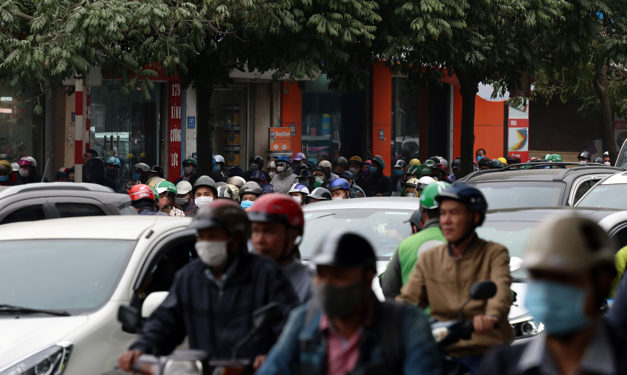 Nguyễn Xiển tắc dài, hàng trăm người chạy ngược chiều: Người dắt bộ, người bỏ chạy khi gặp CSGT - Ảnh 6. Nguyễn Xiển tắc dài, hàng trăm người chạy ngược chiều: Người dắt bộ, người bỏ chạy khi gặp CSGT - Ảnh 6.