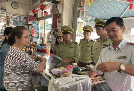 Chặn gần 40.000 khẩu trang y tế giả chuẩn bị bán cho người dân - Ảnh 2. Chặn gần 40.000 khẩu trang y tế giả chuẩn bị bán cho người dân - Ảnh 2.