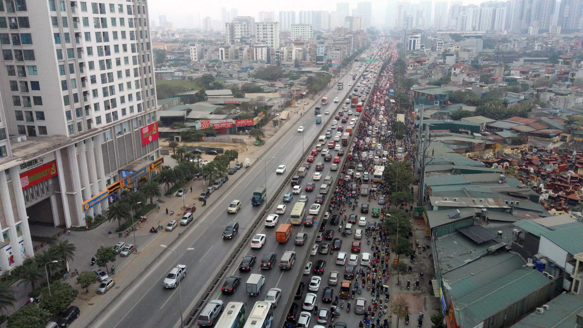 Nguyễn Xiển tắc dài, hàng trăm người chạy ngược chiều: Người dắt bộ, người bỏ chạy khi gặp CSGT - Ảnh 2. Nguyễn Xiển tắc dài, hàng trăm người chạy ngược chiều: Người dắt bộ, người bỏ chạy khi gặp CSGT - Ảnh 2.