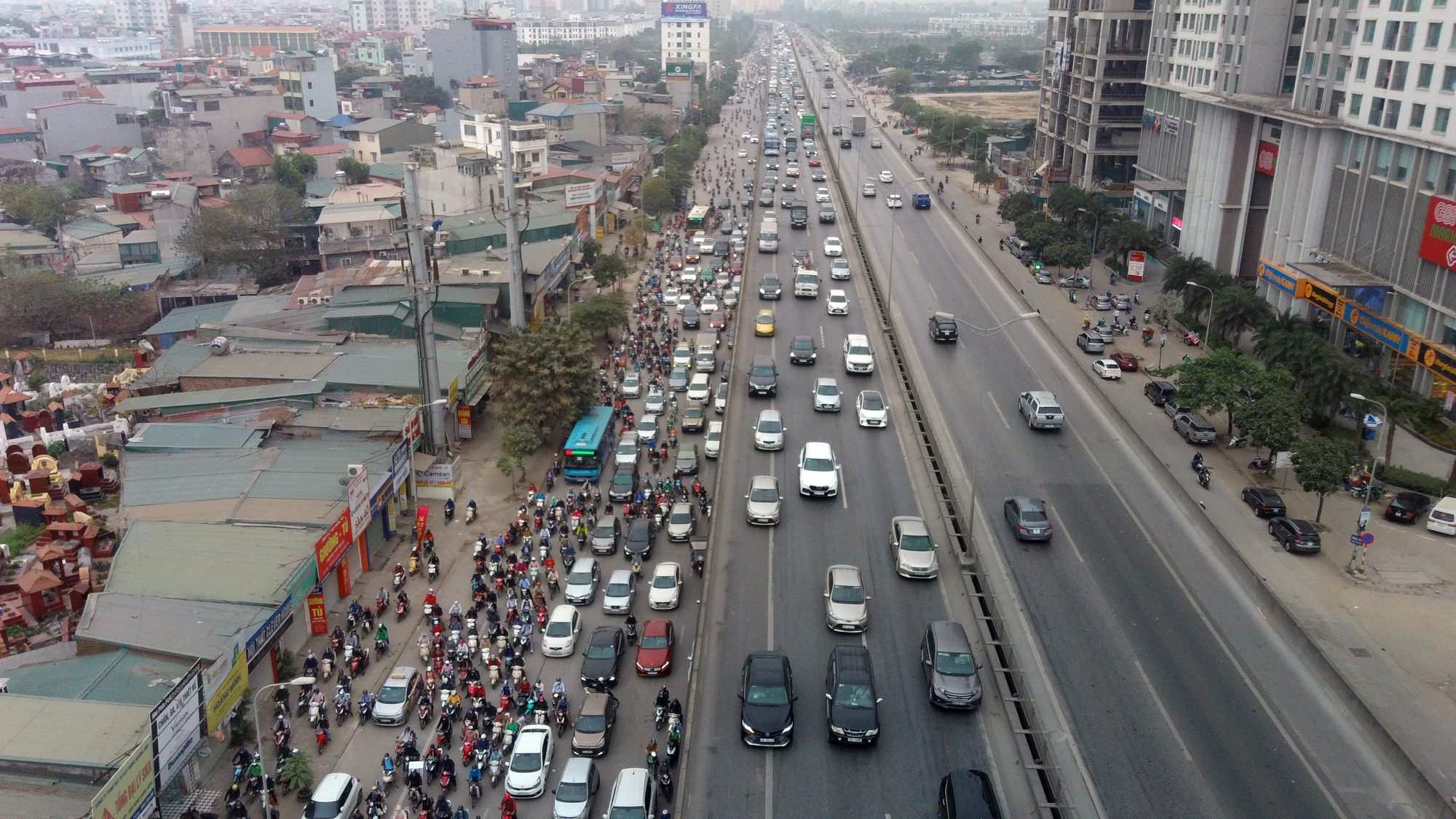 Nguyễn Xiển tắc dài, hàng trăm người chạy ngược chiều: Người dắt bộ, người bỏ chạy khi gặp CSGT - Ảnh 3. Nguyễn Xiển tắc dài, hàng trăm người chạy ngược chiều: Người dắt bộ, người bỏ chạy khi gặp CSGT - Ảnh 3.