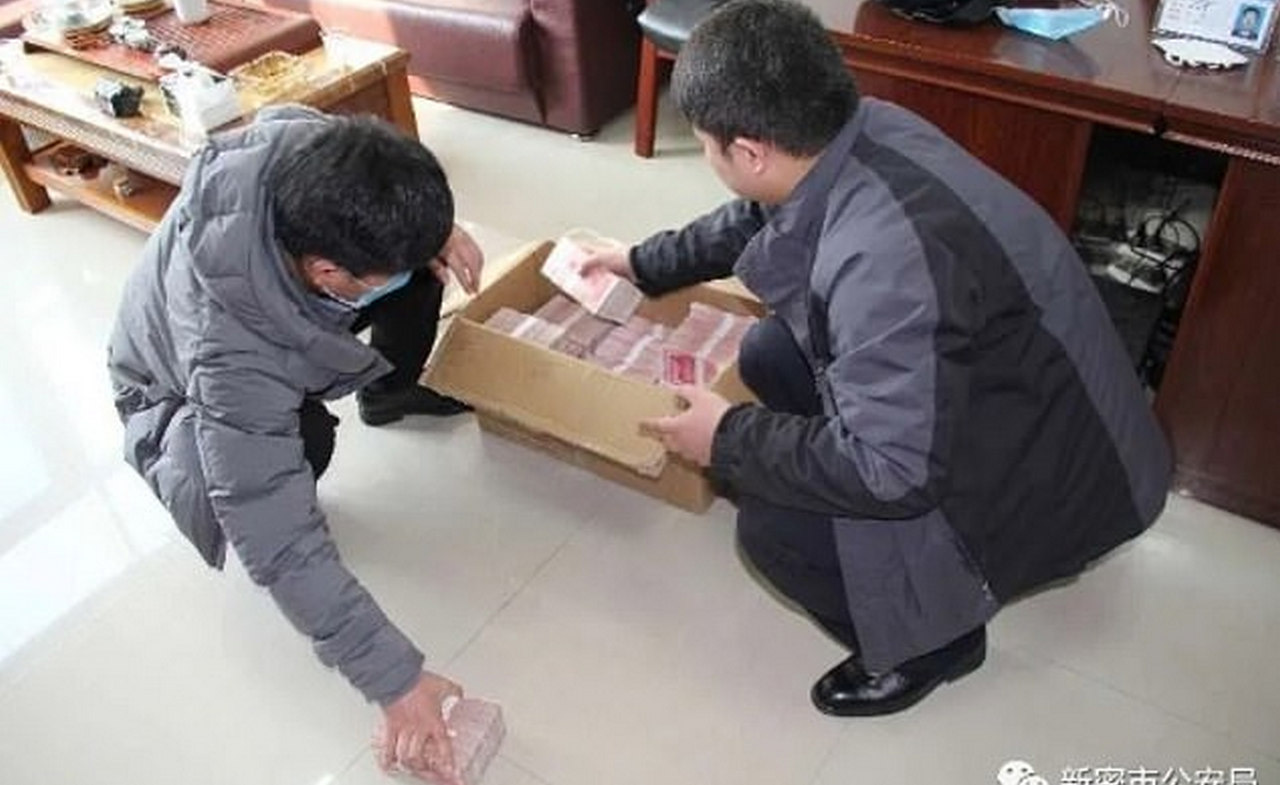 Thu gom khẩu trang y tế giá rẻ qua mạng, người phụ nữ bị lừa mất 5,5 tỉ đồng - Ảnh 2. Thu gom khẩu trang y tế giá rẻ qua mạng, người phụ nữ bị lừa mất 5,5 tỉ đồng - Ảnh 2.