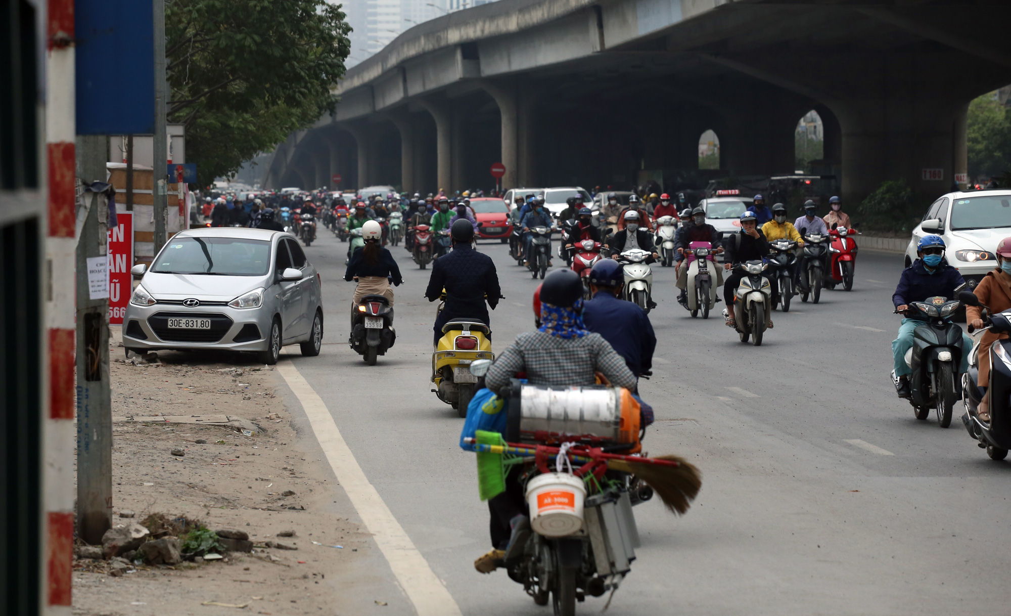 Nguyễn Xiển tắc dài, hàng trăm người chạy ngược chiều: Người dắt bộ, người bỏ chạy khi gặp CSGT - Ảnh 9. Nguyễn Xiển tắc dài, hàng trăm người chạy ngược chiều: Người dắt bộ, người bỏ chạy khi gặp CSGT - Ảnh 9.