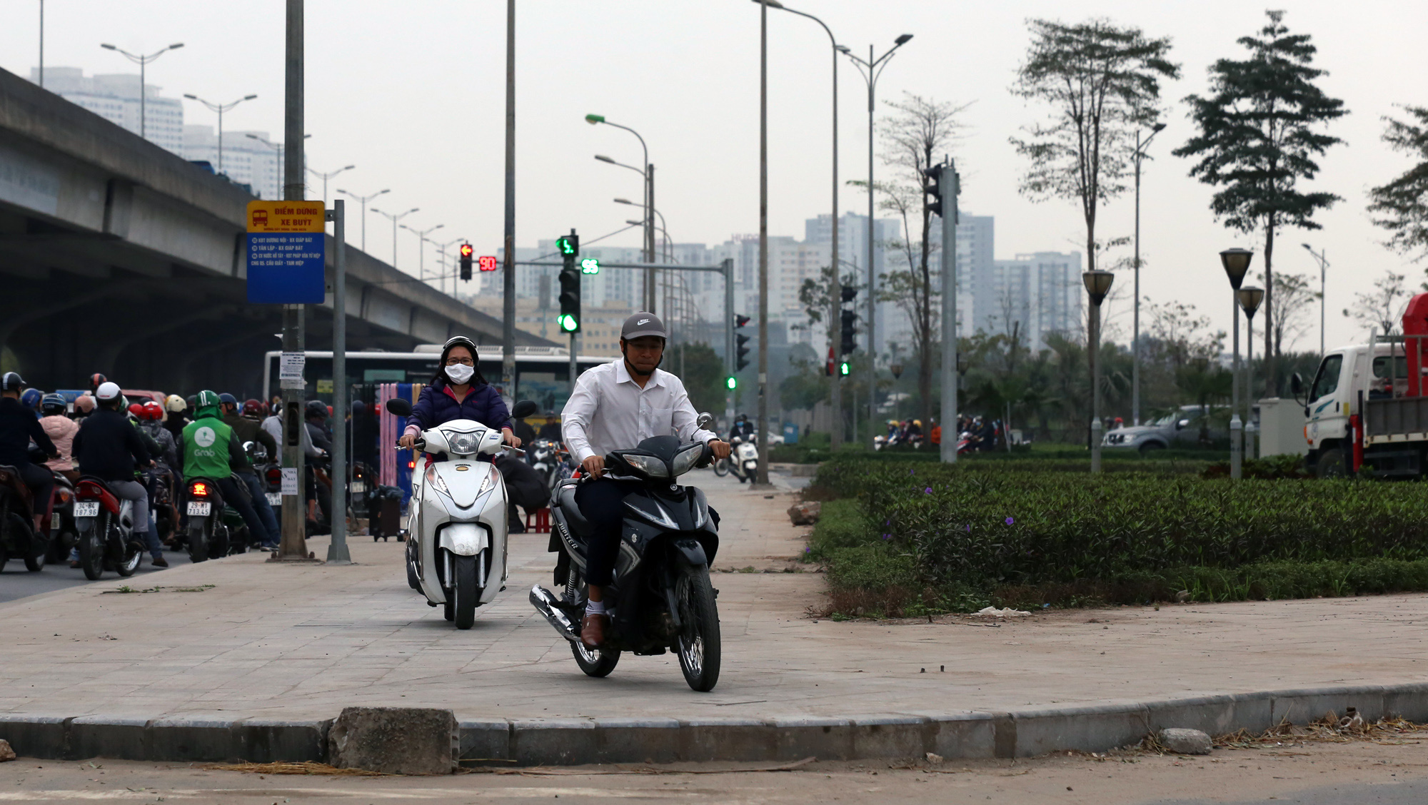 Nguyễn Xiển tắc dài, hàng trăm người chạy ngược chiều: Người dắt bộ, người bỏ chạy khi gặp CSGT - Ảnh 10. Nguyễn Xiển tắc dài, hàng trăm người chạy ngược chiều: Người dắt bộ, người bỏ chạy khi gặp CSGT - Ảnh 10.