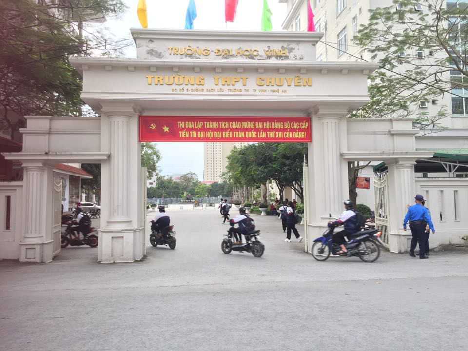 Vì sao môi trường học đường lại tiềm ẩn nhiều nguy cơ lây nhiễm Covid-19? - Ảnh 1. Vì sao môi trường học đường lại tiềm ẩn nhiều nguy cơ lây nhiễm Covid-19? - Ảnh 1.