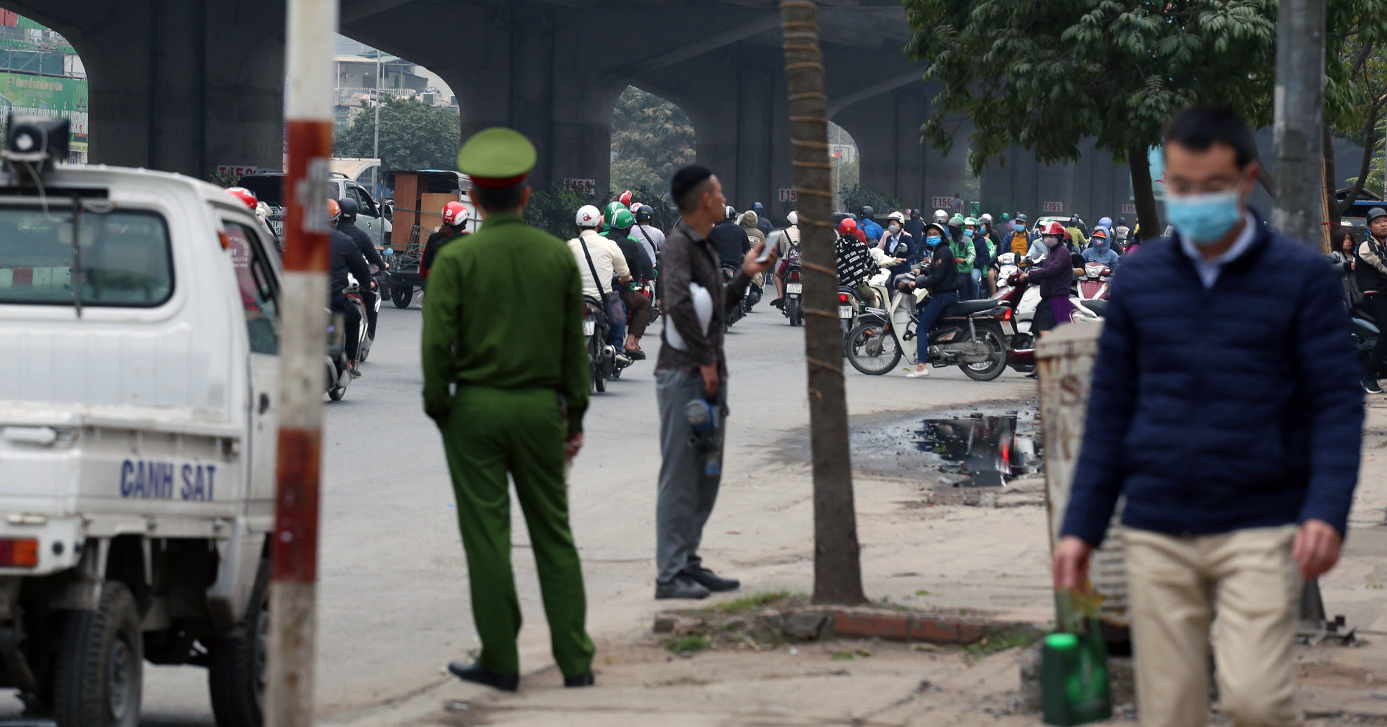 Nguyễn Xiển tắc dài, hàng trăm người chạy ngược chiều: Người dắt bộ, người bỏ chạy khi gặp CSGT - Ảnh 11. Nguyễn Xiển tắc dài, hàng trăm người chạy ngược chiều: Người dắt bộ, người bỏ chạy khi gặp CSGT - Ảnh 11.