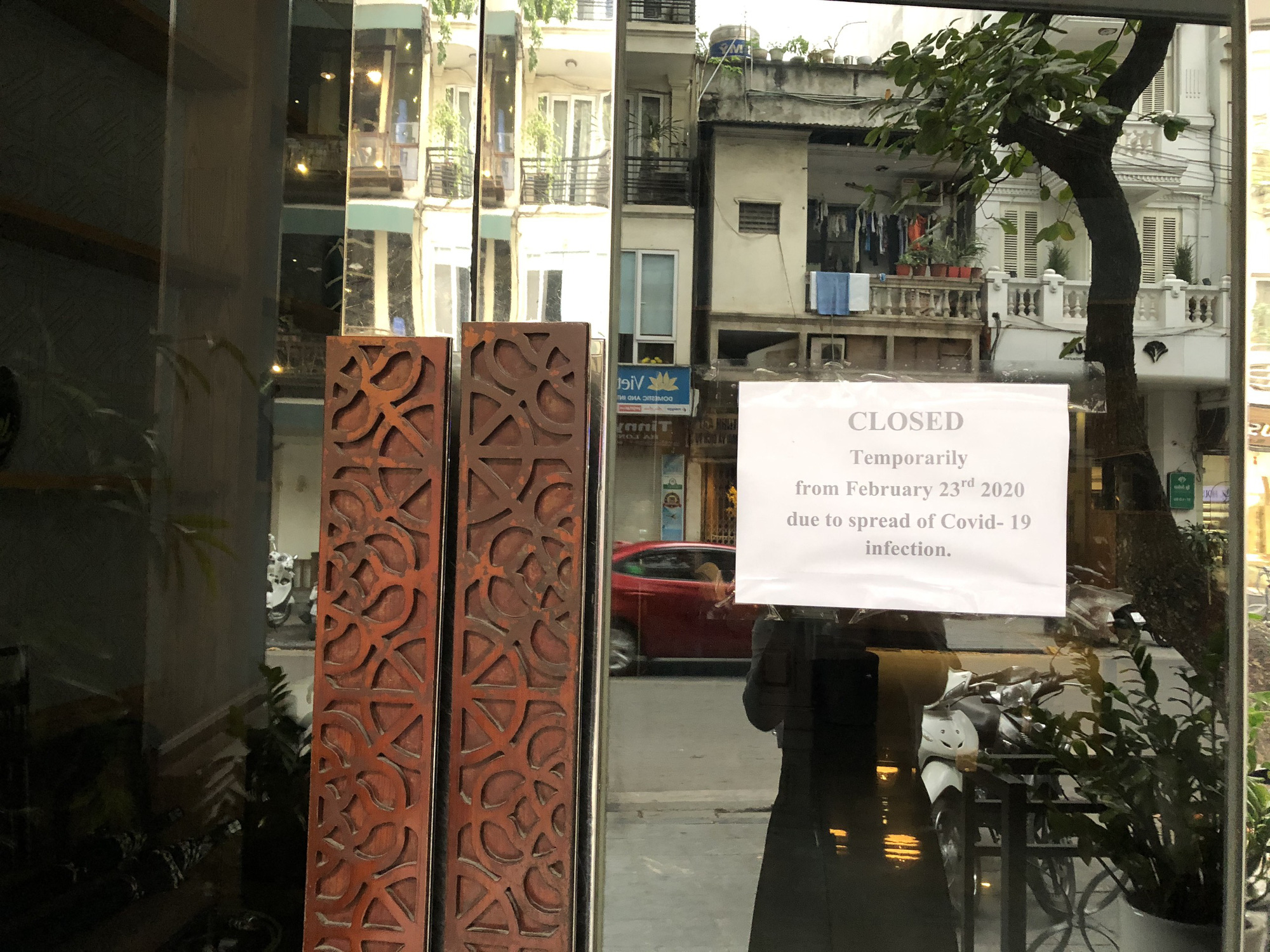 Hàng loạt khách sạn phố cổ Hà Nội đóng cửa, nhiều nơi giảm giá đến 60% để hút khách giữa mùa dịch virus corona - Ảnh 2. Hàng loạt khách sạn phố cổ Hà Nội đóng cửa, nhiều nơi giảm giá đến 60% để hút khách giữa mùa dịch virus corona - Ảnh 2.