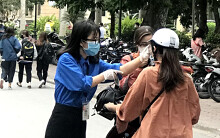 Sinh viên bịt khẩu trang, đo thân nhiệt ngày trở lại trường sau hơn tháng nghỉ vì dịch Covid-19