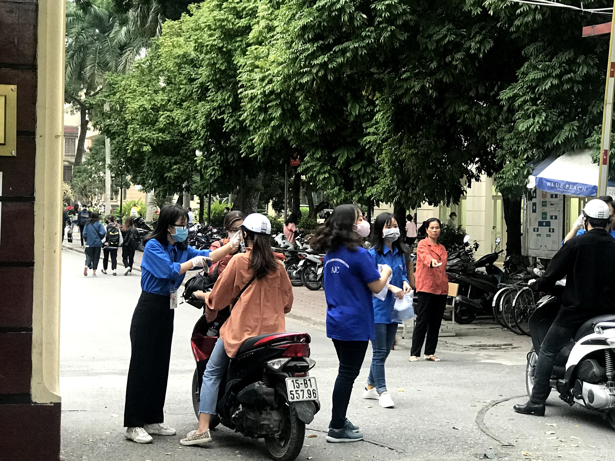 Sinh viên trở lại giảng đường sau kì nghỉ dịch Covid-19 - Ảnh 2. Sinh viên trở lại giảng đường sau kì nghỉ dịch Covid-19 - Ảnh 2.