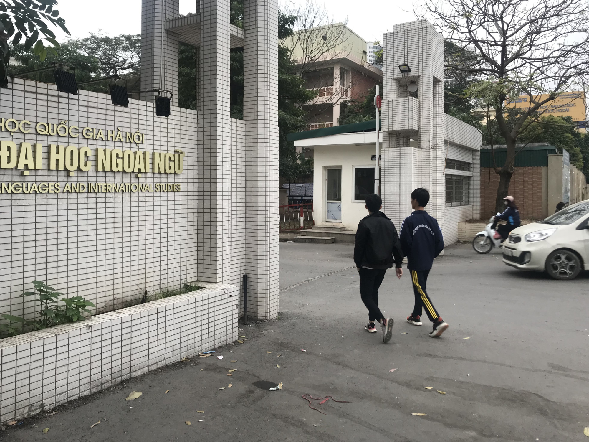 Sinh viên trở lại giảng đường sau kì nghỉ dịch Covid-19 - Ảnh 9. Sinh viên trở lại giảng đường sau kì nghỉ dịch Covid-19 - Ảnh 9.