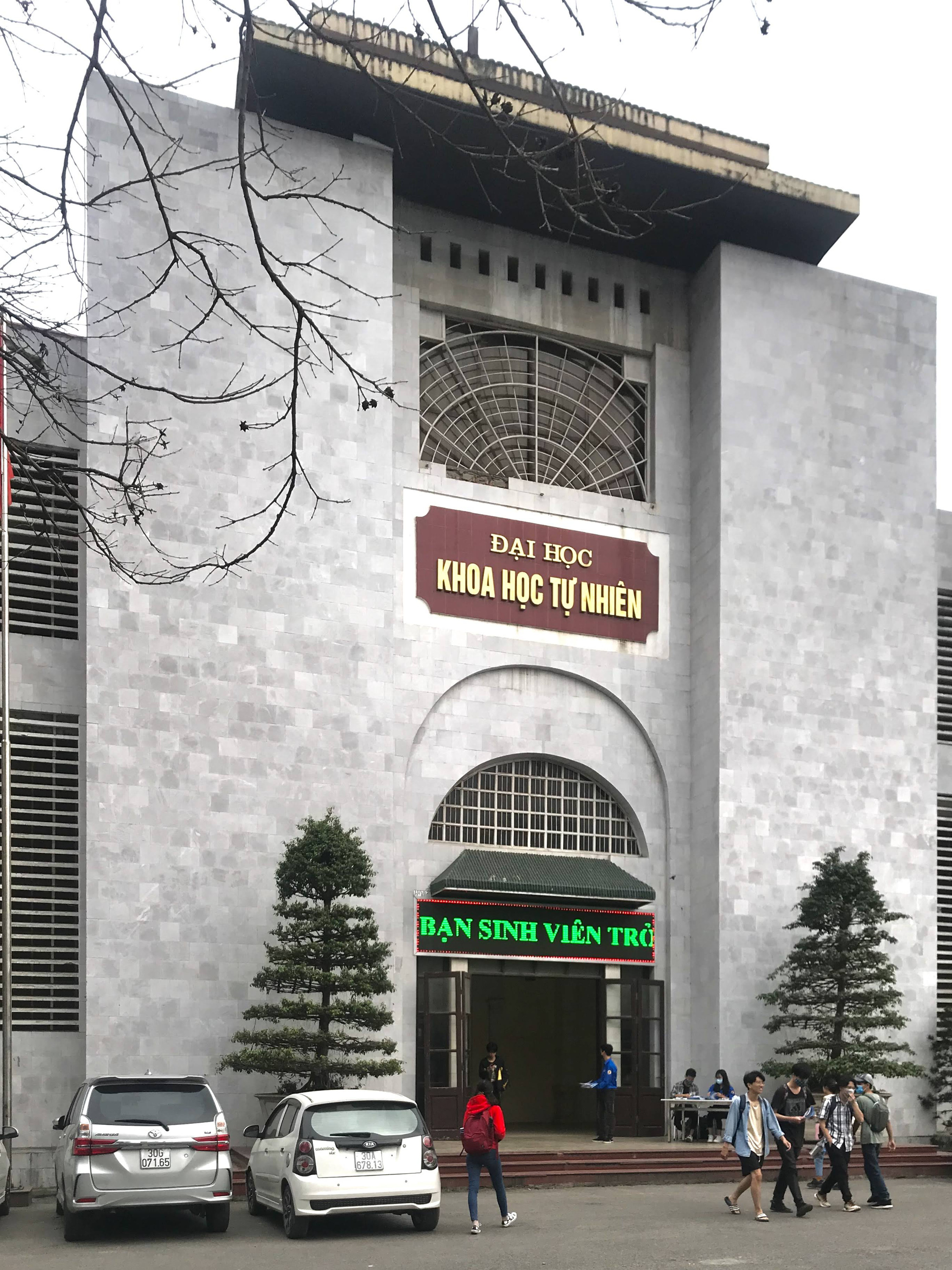Sinh viên trở lại giảng đường sau kì nghỉ dịch Covid-19 - Ảnh 5. Sinh viên trở lại giảng đường sau kì nghỉ dịch Covid-19 - Ảnh 5.