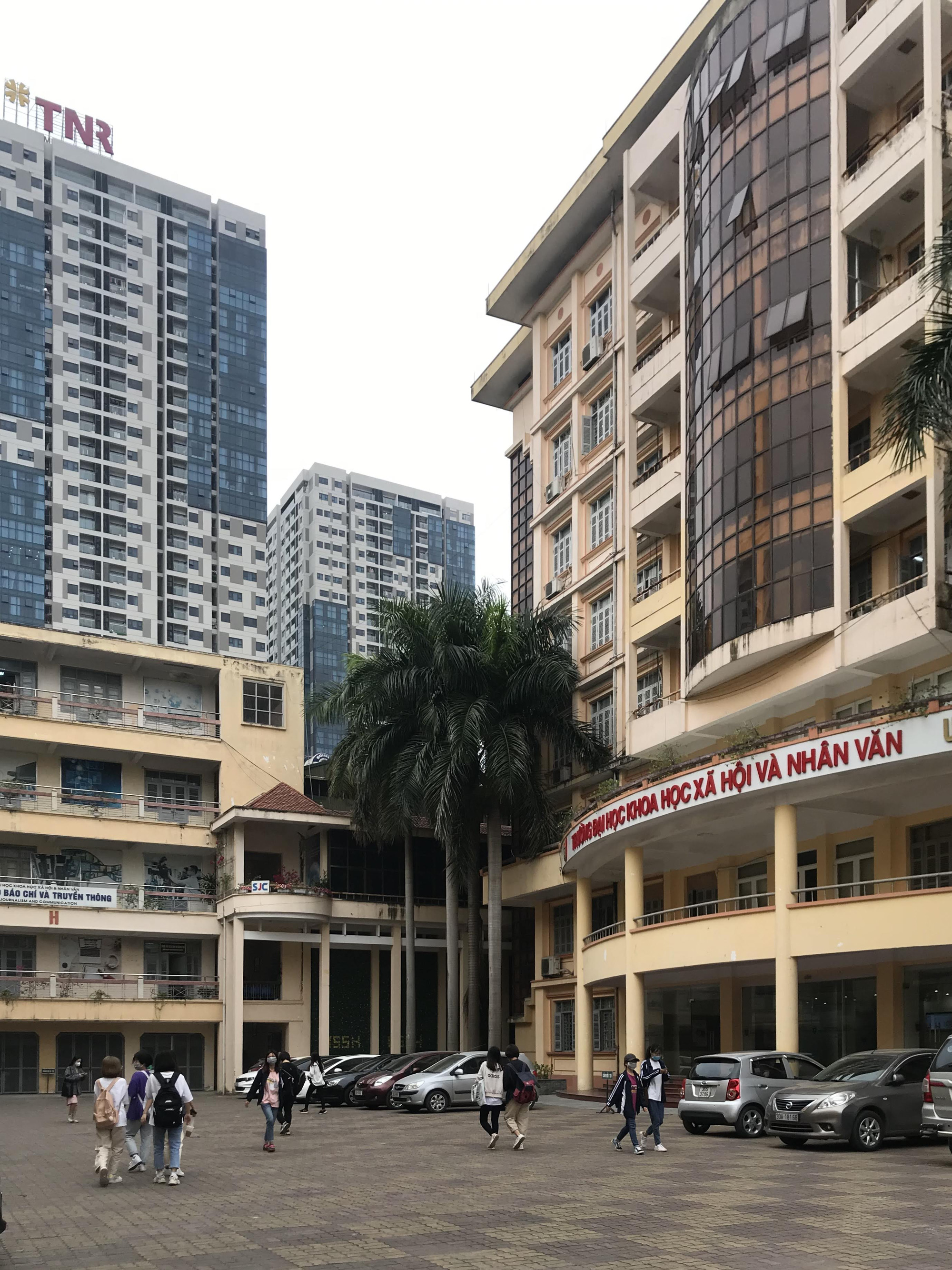 Sinh viên trở lại giảng đường sau kì nghỉ dịch Covid-19 - Ảnh 8. Sinh viên trở lại giảng đường sau kì nghỉ dịch Covid-19 - Ảnh 8.