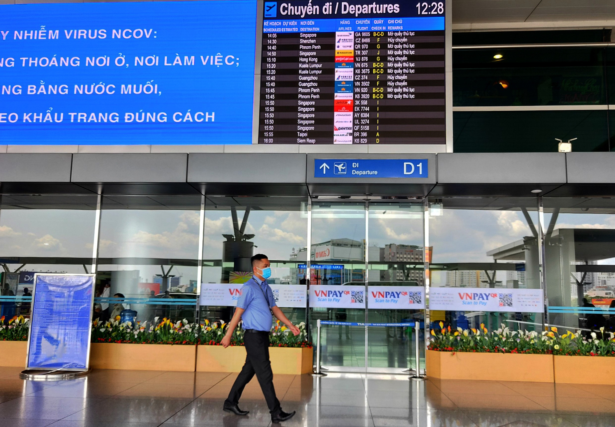 Sân bay Tân Sơn Nhất: Ga trong nước nhộn nhịp, cảng quốc tế đìu hiu vì Covid-19 - Ảnh 12. Sân bay Tân Sơn Nhất: Ga trong nước nhộn nhịp, cảng quốc tế đìu hiu vì Covid-19 - Ảnh 12.