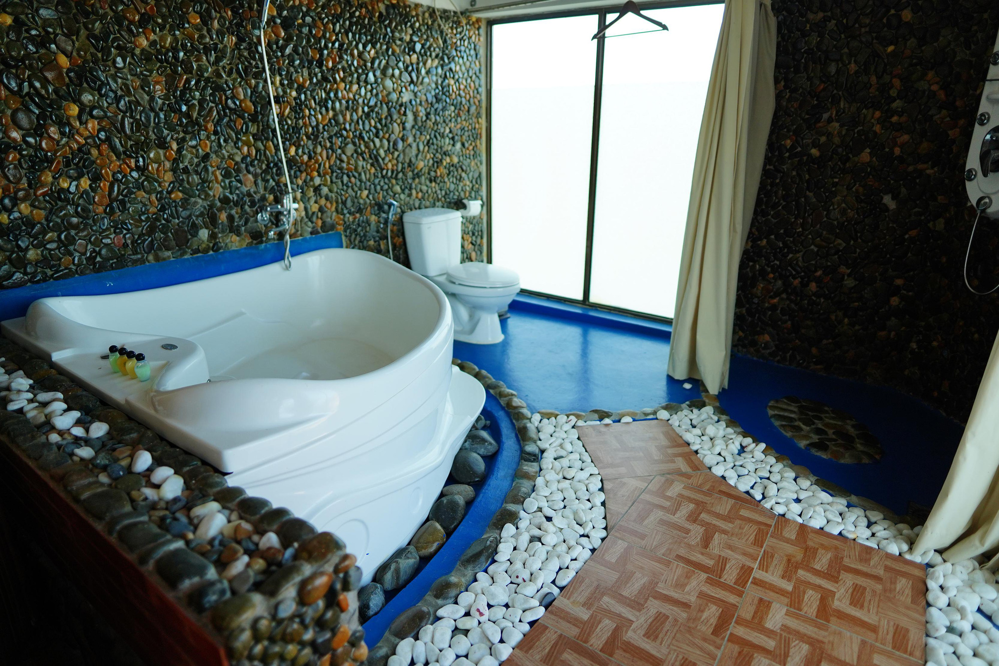 Nhiều người xin được cách li ở resort, khách sạn cao cấp - Ảnh 13.