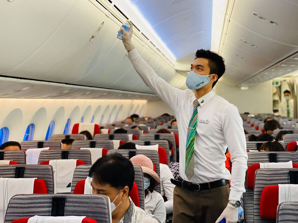 Bamboo Airways phun khử trùng cho hành khách trước khi lên máy bay và tạm dừng cấp thẻ cứng Bamboo Club - Ảnh 2. Bamboo Airways phun khử trùng cho hành khách trước khi lên máy bay và tạm dừng cấp thẻ cứng Bamboo Club - Ảnh 2.