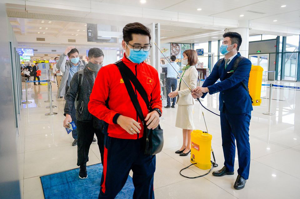 Bamboo Airways phun khử trùng cho hành khách trước khi lên máy bay và tạm dừng cấp thẻ cứng Bamboo Club - Ảnh 1. Bamboo Airways phun khử trùng cho hành khách trước khi lên máy bay và tạm dừng cấp thẻ cứng Bamboo Club - Ảnh 1.