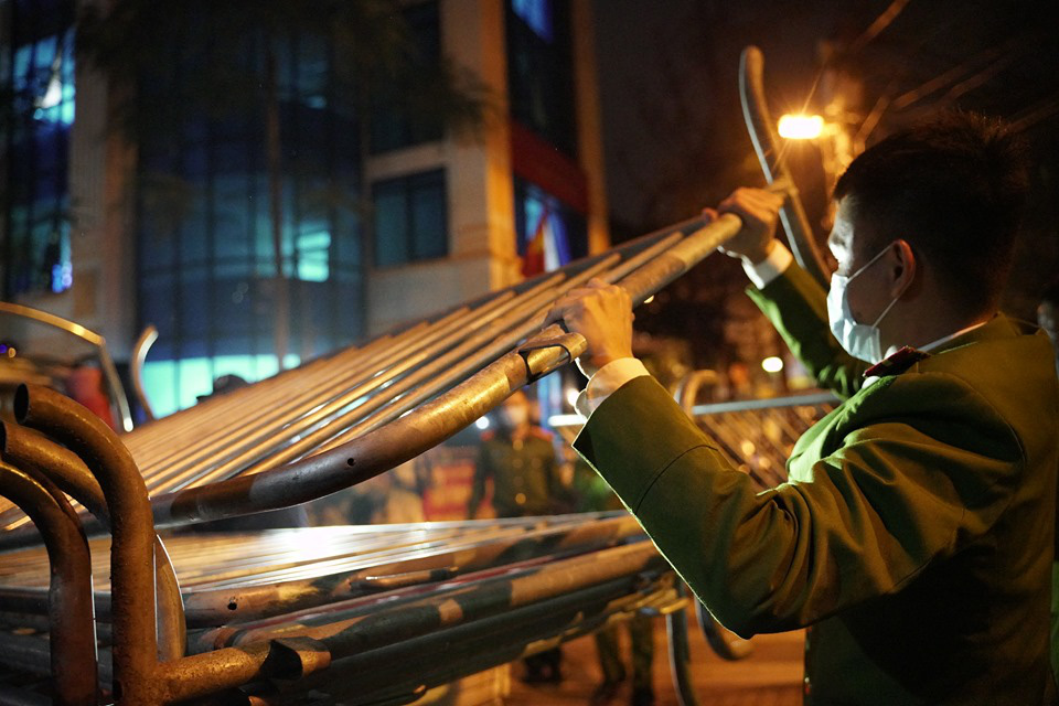 Khoảnh khắc dỡ bỏ chốt cách li tại phố Trúc Bạch - Ảnh 7. Khoảnh khắc dỡ bỏ chốt cách li tại phố Trúc Bạch - Ảnh 7.