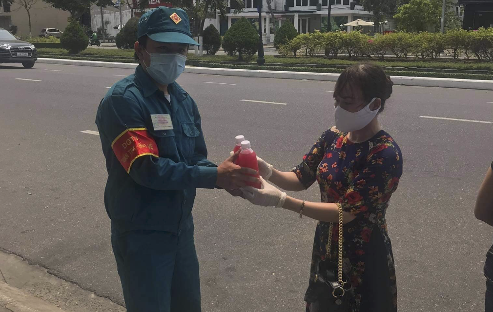 Những chai nước cam mát lành người dân Đà Nẵng gửi đến ‘tuyến đầu’ chống dịch Covid-19 - Ảnh 4.