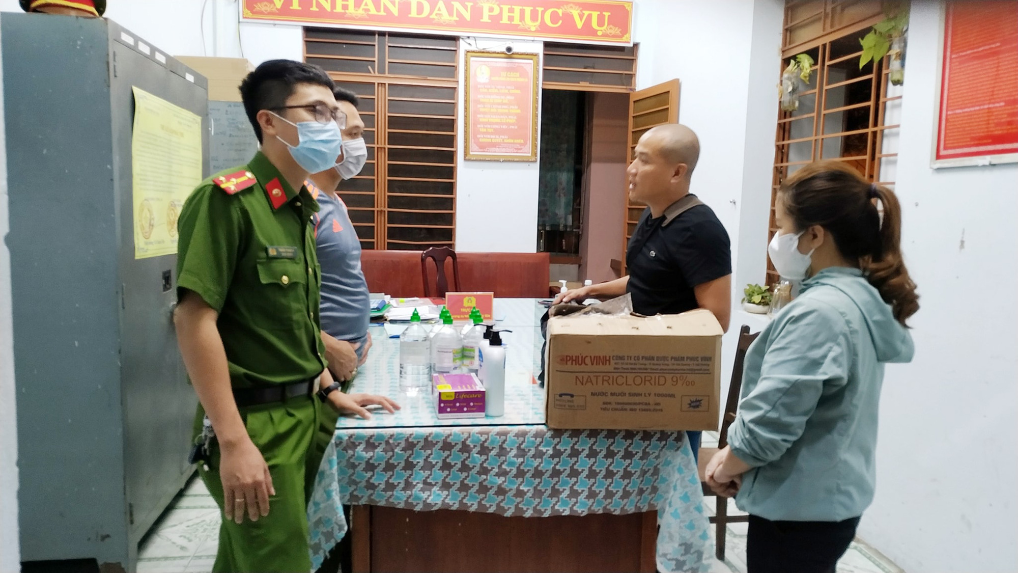 Những chai nước cam mát lành người dân Đà Nẵng gửi đến ‘tuyến đầu’ chống dịch Covid-19 - Ảnh 5.