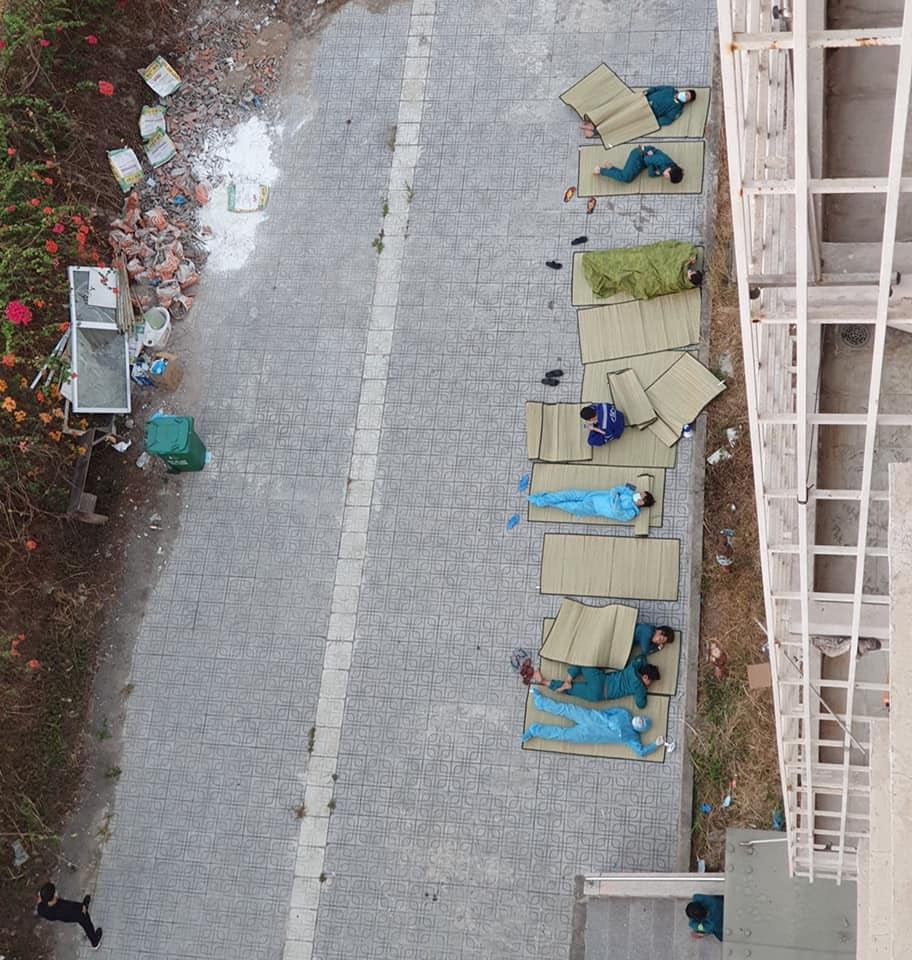 Bức ảnh khiến triệu người Việt rưng rưng: Giấc ngủ ngoài trời những người chống dịch Covid-19 - Ảnh 1.