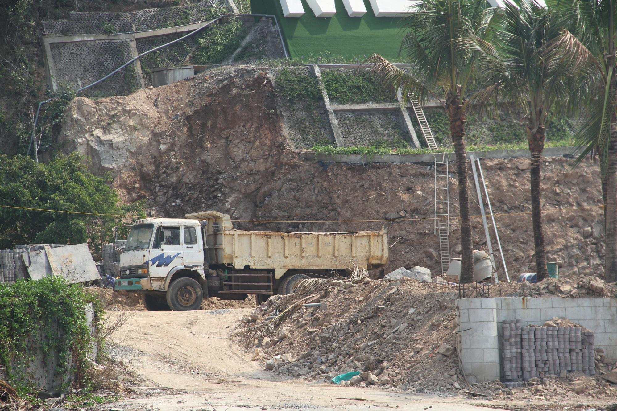 KDL Hòn Tằm bị xử phạt vì xây dựng công trình sai phép trong khu vực vịnh Nha Trang - Ảnh 2. KDL Hòn Tằm bị xử phạt vì xây dựng công trình sai phép trong khu vực vịnh Nha Trang - Ảnh 2.