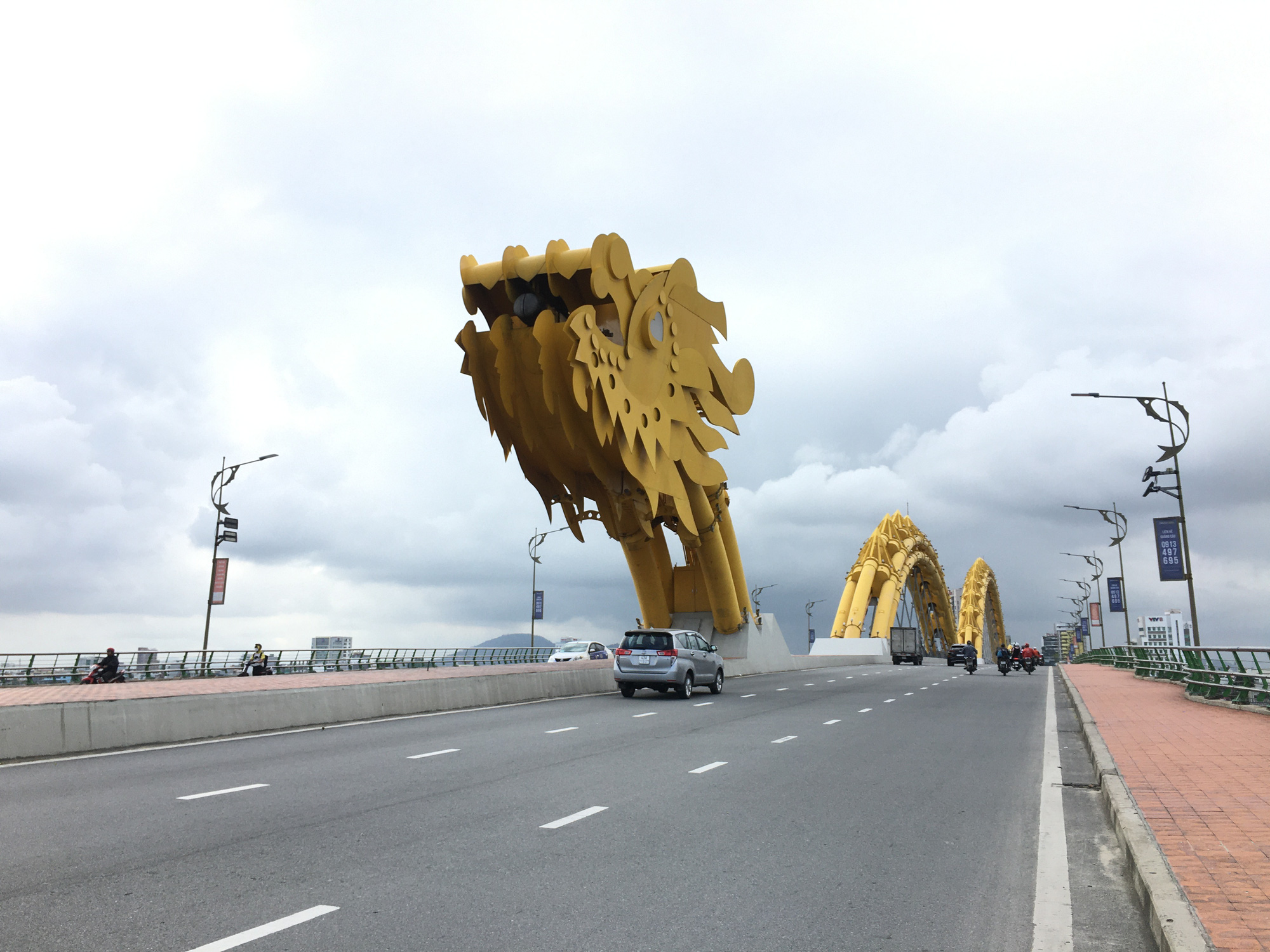 Đà Nẵng tạm dừng phun nước, phun lửa cầu Rồng, quay cầu sông Hàn - Ảnh 1.
