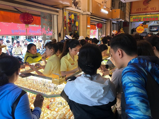 Vàng trong nước vẫn trụ hơn 46 triệu đồng, cao hơn thế giới 4-5 triệu đồng/lượng, vì sao? - Ảnh 1. Vàng trong nước vẫn trụ hơn 46 triệu đồng, cao hơn thế giới 4-5 triệu đồng/lượng, vì sao? - Ảnh 1.