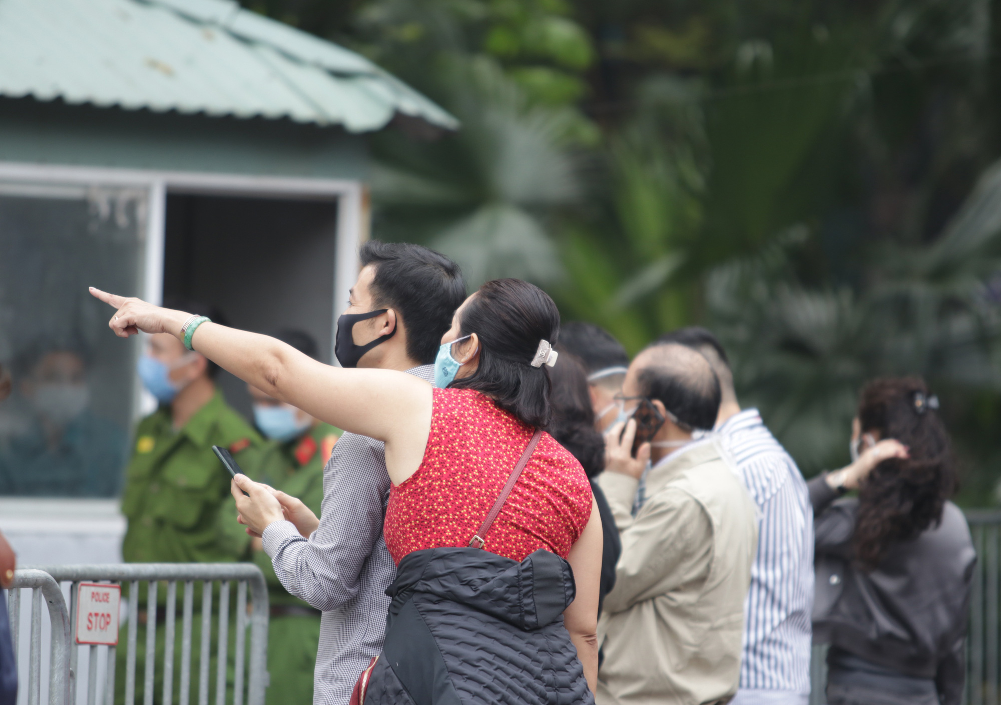 Hà Nội: Người thân tấp nập tiếp tế đồ vào khu cách li Pháp Vân - Tứ Hiệp - Ảnh 5. Hà Nội: Người thân tấp nập tiếp tế đồ vào khu cách li Pháp Vân - Tứ Hiệp - Ảnh 5.