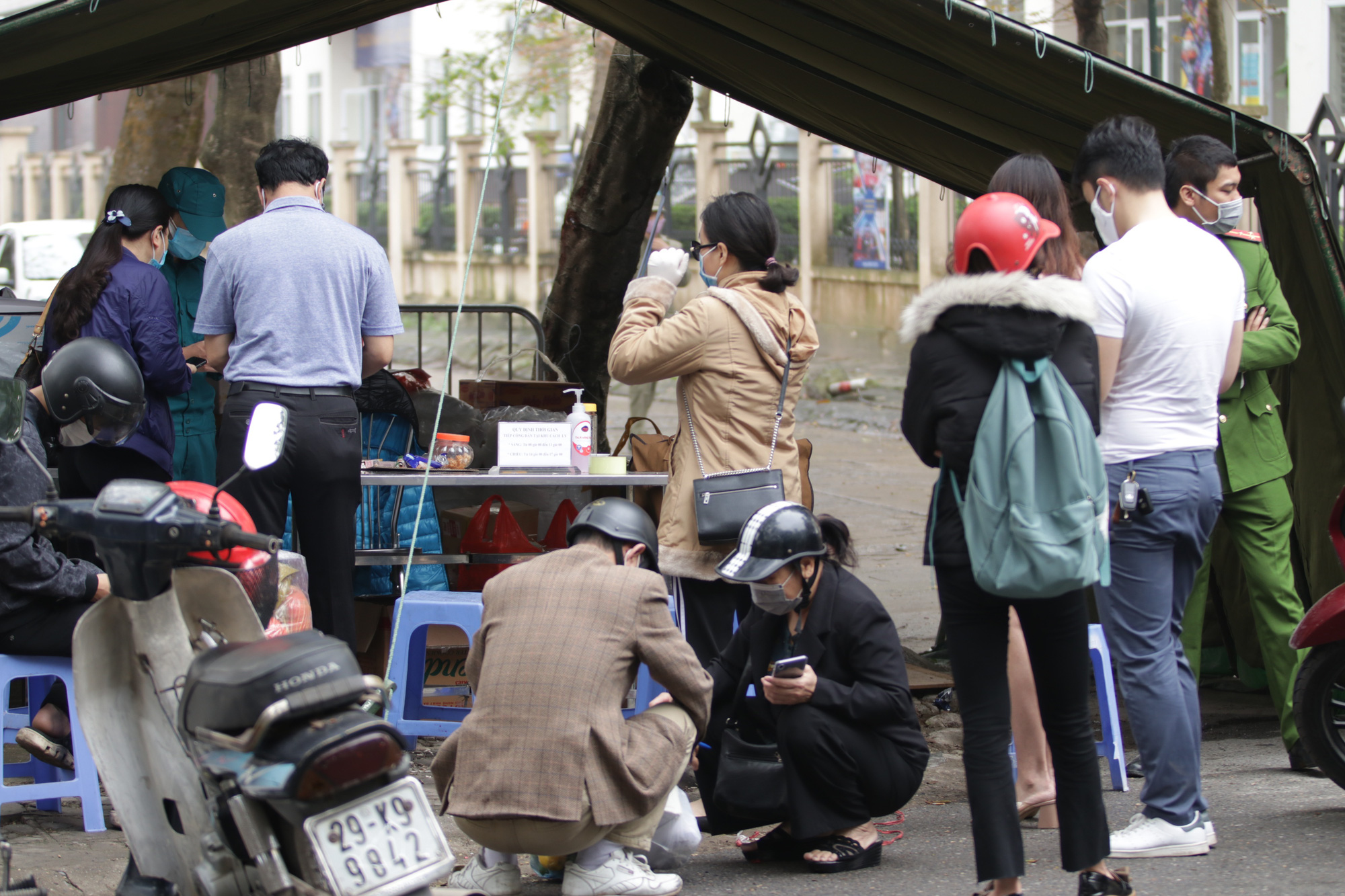 Hà Nội: Người thân tấp nập tiếp tế đồ vào khu cách li Pháp Vân - Tứ Hiệp - Ảnh 13. Hà Nội: Người thân tấp nập tiếp tế đồ vào khu cách li Pháp Vân - Tứ Hiệp - Ảnh 13.